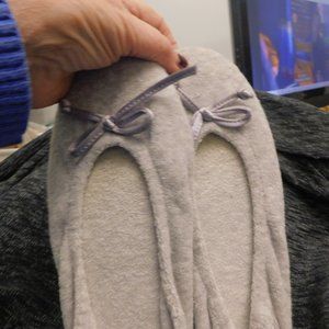 Isotoner size 8-9 slip on bedroom slippers